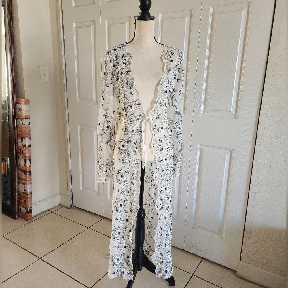 Vintage Style Embroidered Robe - Picture 5 of 11
